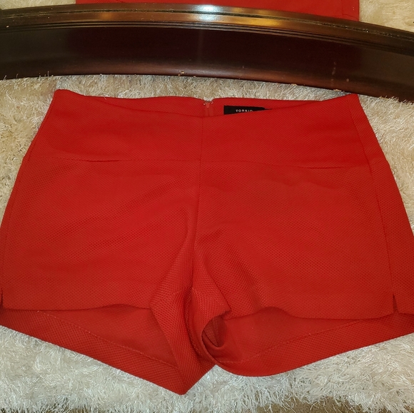 High WAIST Textured Shorts - Picture 3 of 3